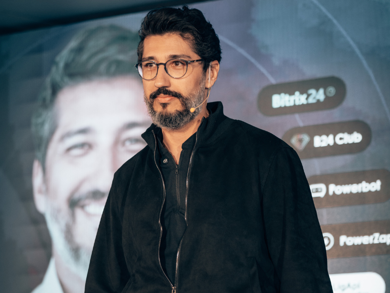 Filipe Bento palestrando sobre o ecossistema Bitrix24 da Br24