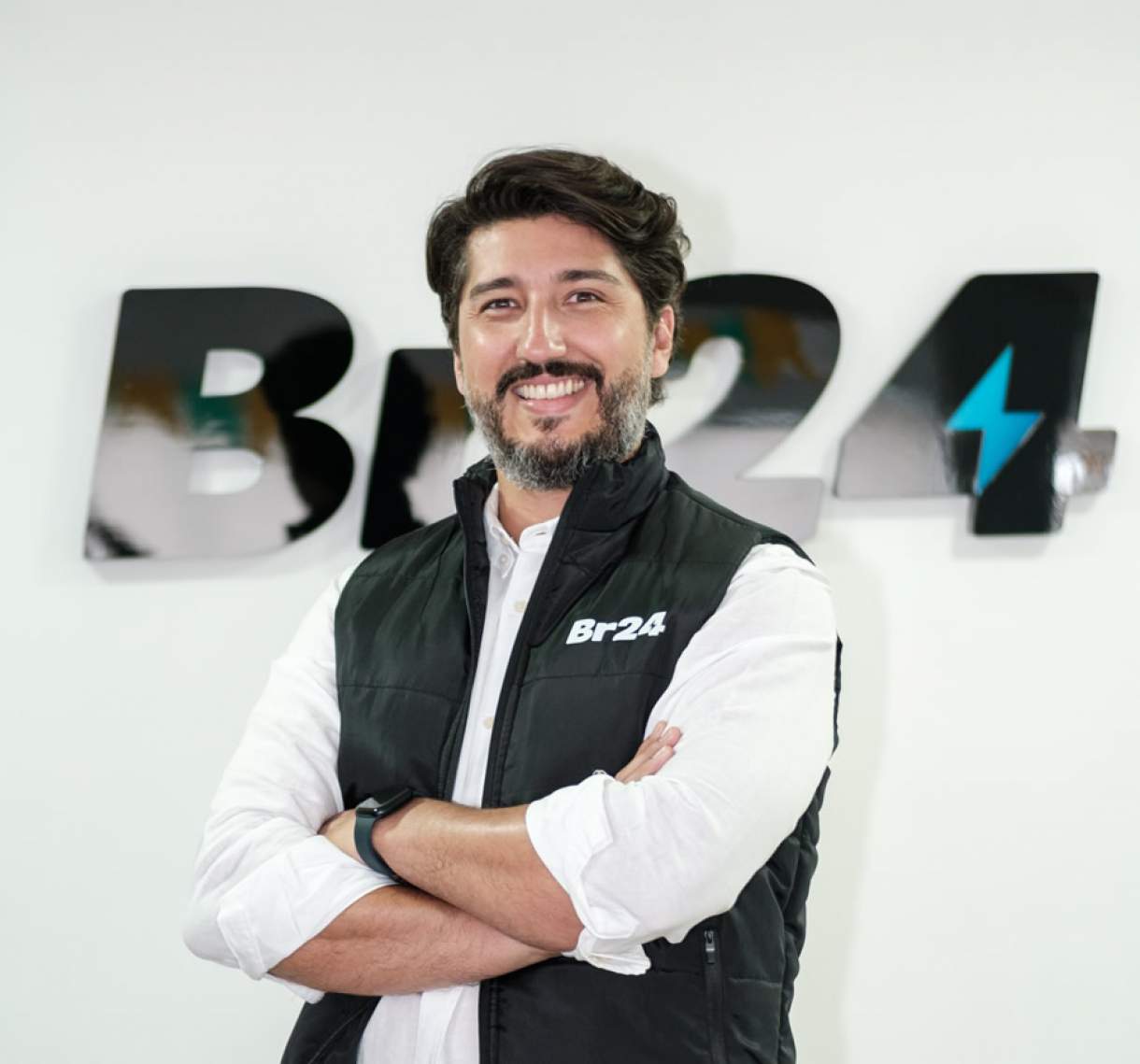 Filipe Bento, fundador e CEO da Br24, em frente ao letreiro da marca