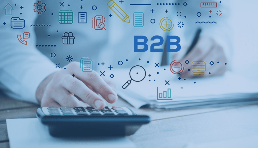 Profissional analisando dados em um relatório impresso e realizando cálculos em um calculadora relativo aos retornos obtidos pelas vendas B2b e B2C.