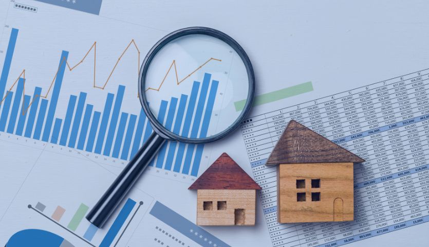 Na mesa de um corretor encontrados tabelas e gráficos em crescimento demonstrando os ótimos resultados obtidos com a ajuda de um CRM para imobiliária. 