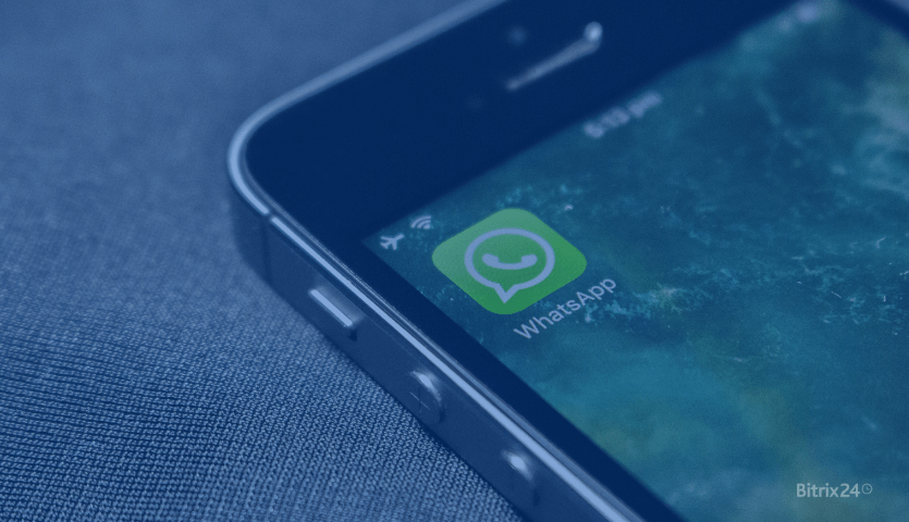 Celular com o aplicativo do WhatsApp na tela.