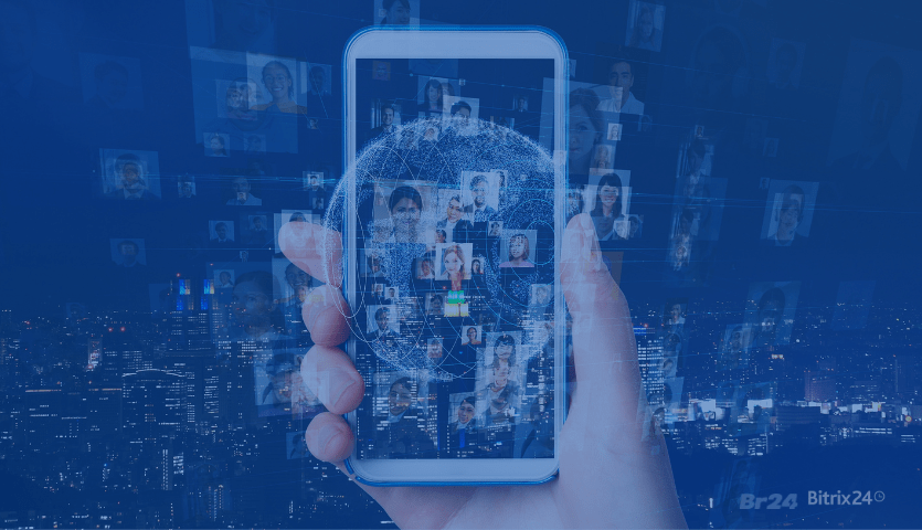 Homem segurando um celular, sobreposto ao celular várias imagens que representam a conexão realizada por um rede social corporativa.