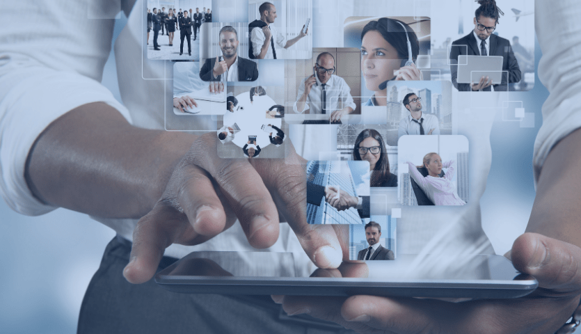 Homem com tablet nas mãos, acima imagens projetadas em holograma de equipes de trabalho, reunidas, pessoas trabalhando no computador, telefonistas em atendimento e ao telefone. Situações comuns na gestão empresarial.