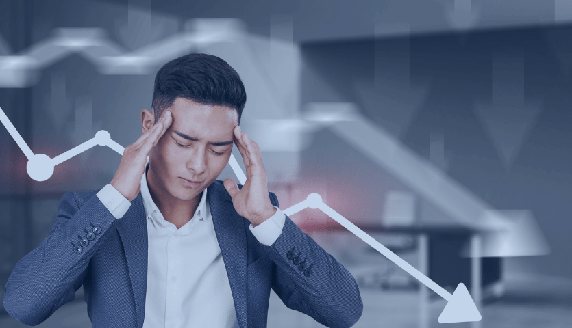 Homem com as mãos na cabeça demonstrando a dor de cabeça que uma automação comercial, mal implementada, pode provocar.