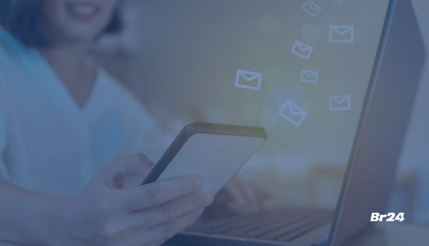 Mulher com notebook e celular, e ícones de e-mails sobrepostos na imagem, representando a taxa de abertura de e-mail marketing.